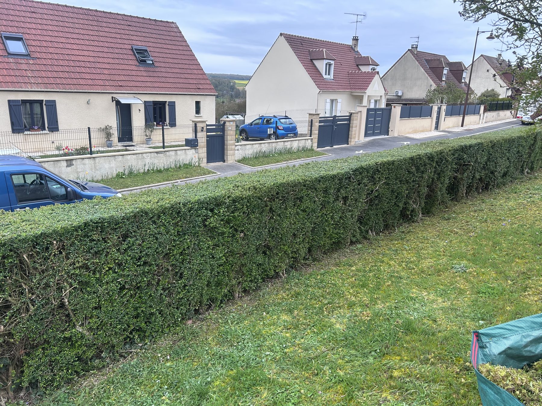 Chantier de taille de haie devant une résidence près de Gisors